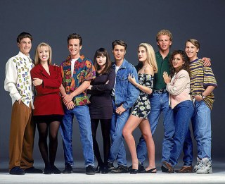 Il cast di Beverly Hills 90210 nei tipici vestiti di moda agli inizi degli anni '90